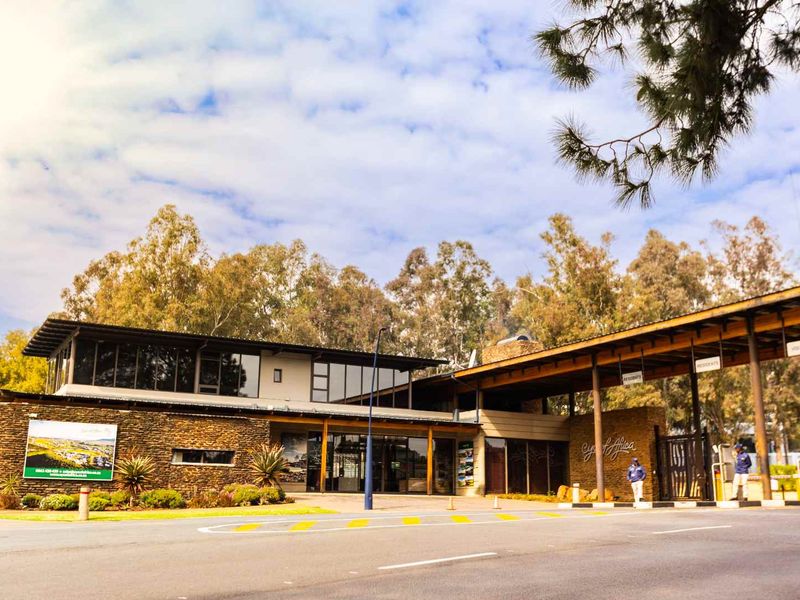 An elite lifestyle, vibrant living, a serene escape with no sacrifices... - Photo 2