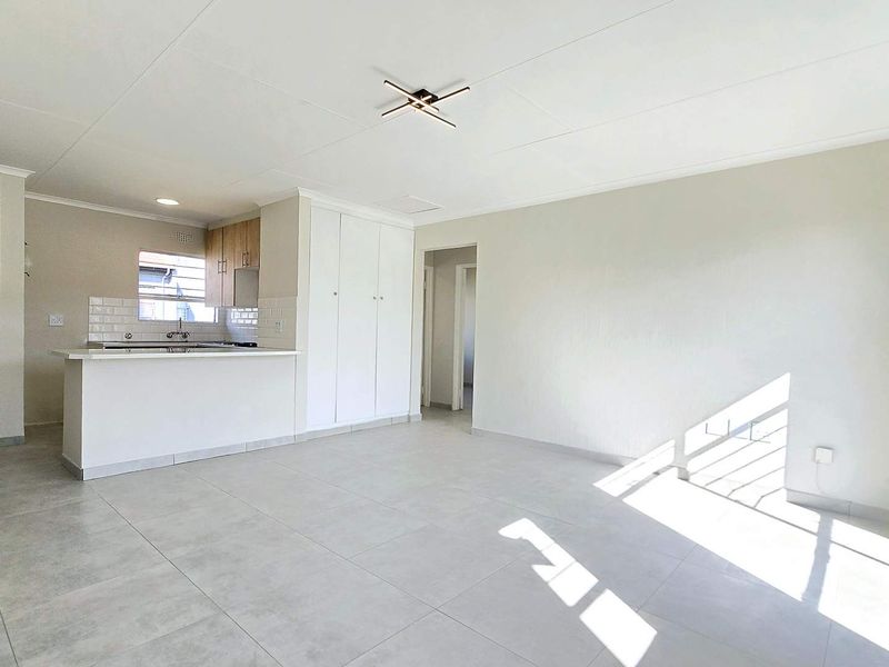 Newly Renovated 2-Bedroom Apartment with Modern Finishes - Photo 6