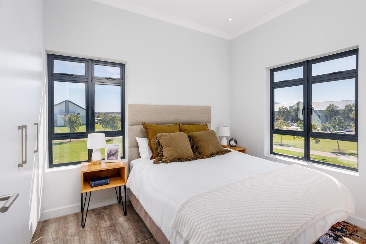 Elegant Two-Bedroom Luxury Suite with Simonsberg Views at Val de Vie Evergreen - Photo 5