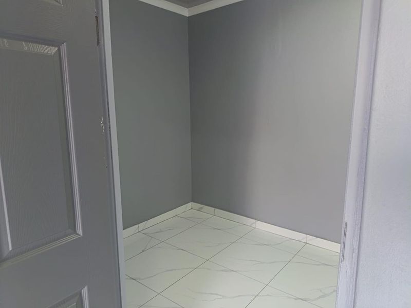 Spacious one-bedroom garden cottage in Bernadino Heights to rent - Photo 8