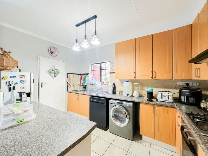 2 Bedroom Simplex with a Private Garden - Photo 5