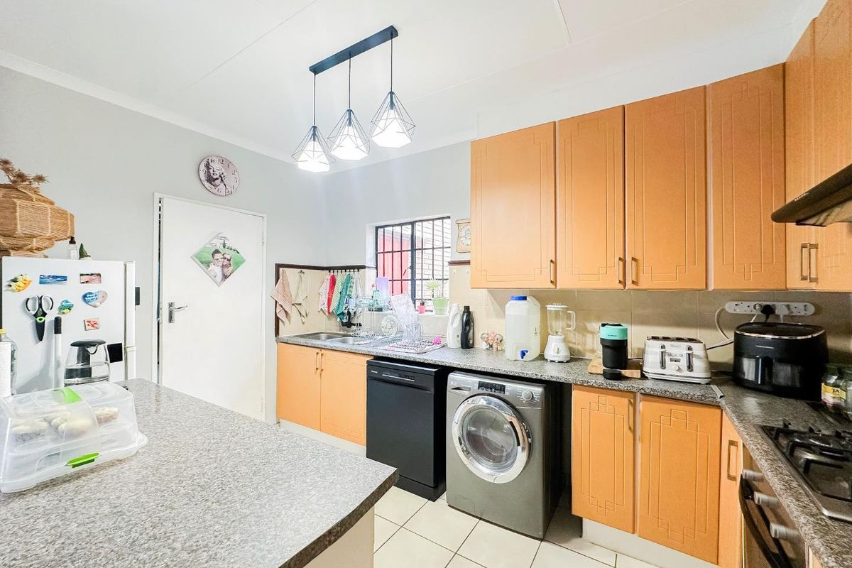 2 Bedroom Simplex with a Private Garden - Photo 5