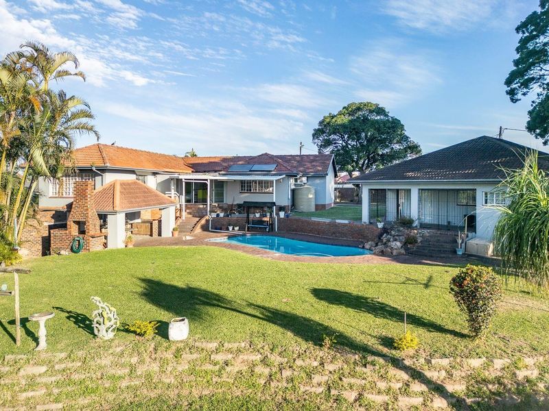 Your Spacious Escombe Oasis Awaits! - Photo 2