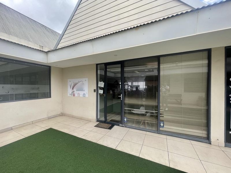 Hendra - 175 m2 First-Floor Commercial Unit To Let – Durban North - Photo 8