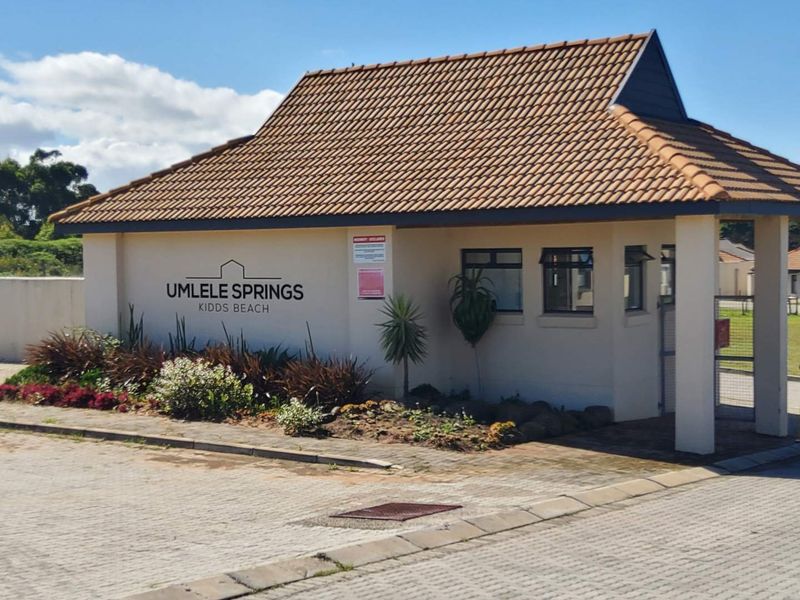 **Spacious 3-Bedroom with build in cupboards in secure community,with added seabreeze*** - Photo 3