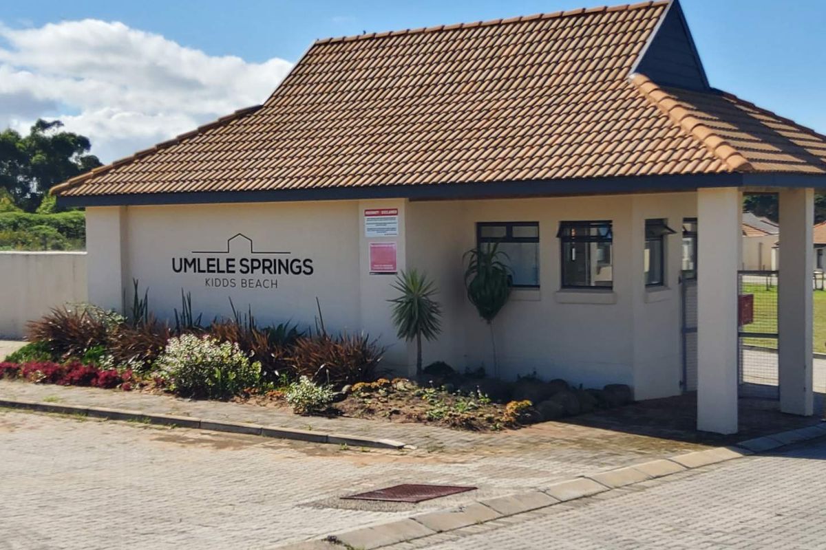 **Spacious 3-Bedroom with build in cupboards in secure community,with added seabreeze*** - Photo 4