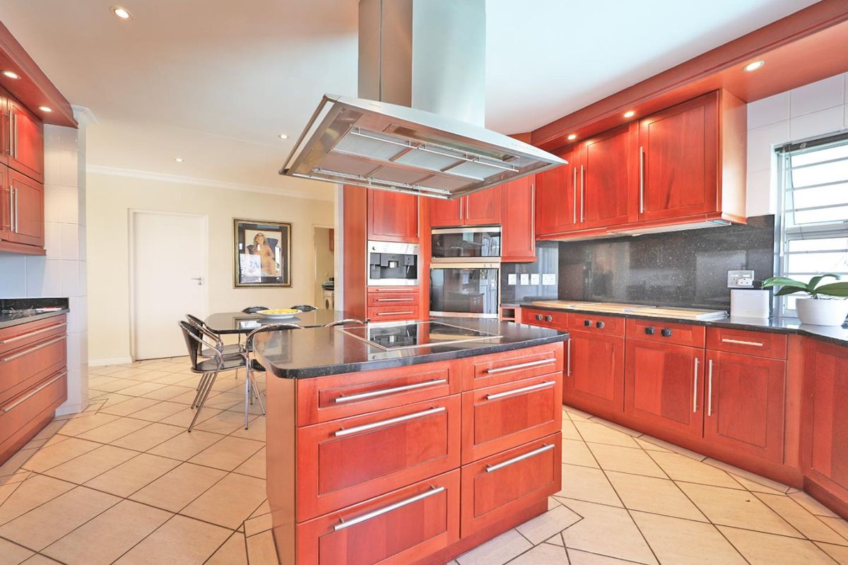 5 BEDROOM ARCHITECTURAL DREAM HOME IN PLATTEKLOOF - Photo 3