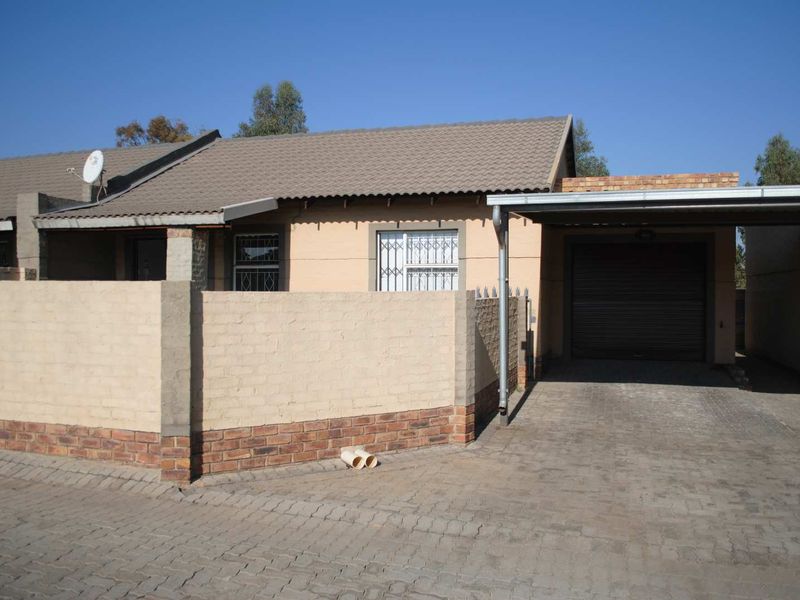 Charming Secure Complex Townhouse unit for sale (Exclusive Mandate) - Photo 2