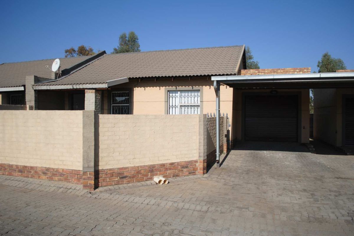 Charming Secure Complex Townhouse unit for sale (Exclusive Mandate) - Photo 2