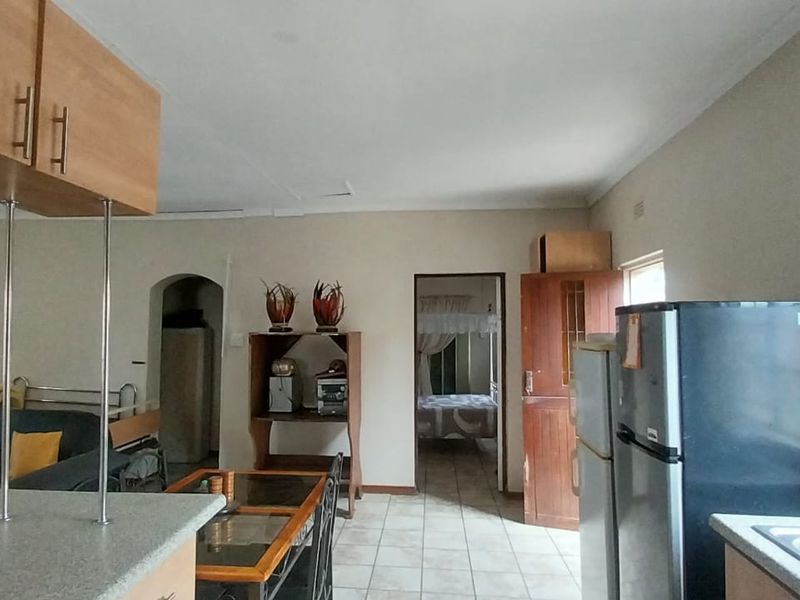 Versatile 3-Bedroom Property with 2-Bedroom Flatlet and Business Potential - Photo 5