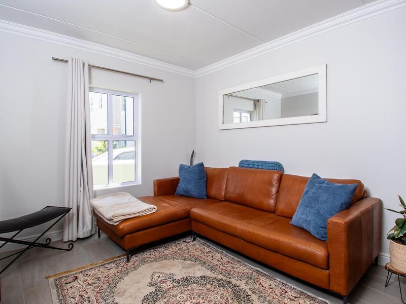 Modern 3-Bedroom Home in Secure Estate with Uninterrupted Mountain Views - Photo 10