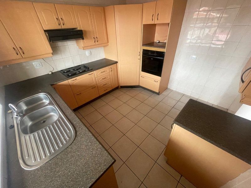 Spacious 2-Bedroom Unit in Prime Location – Move-In Ready! - Photo 5