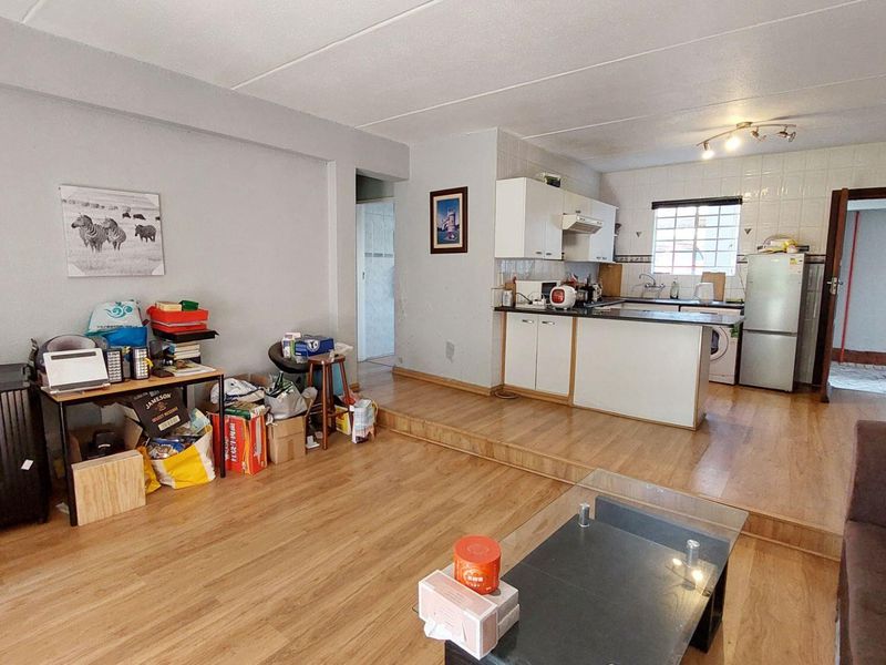 2 bedroom, 1 bathroom Ground Floor apartment with Direct Access to the Spruit - Photo 4