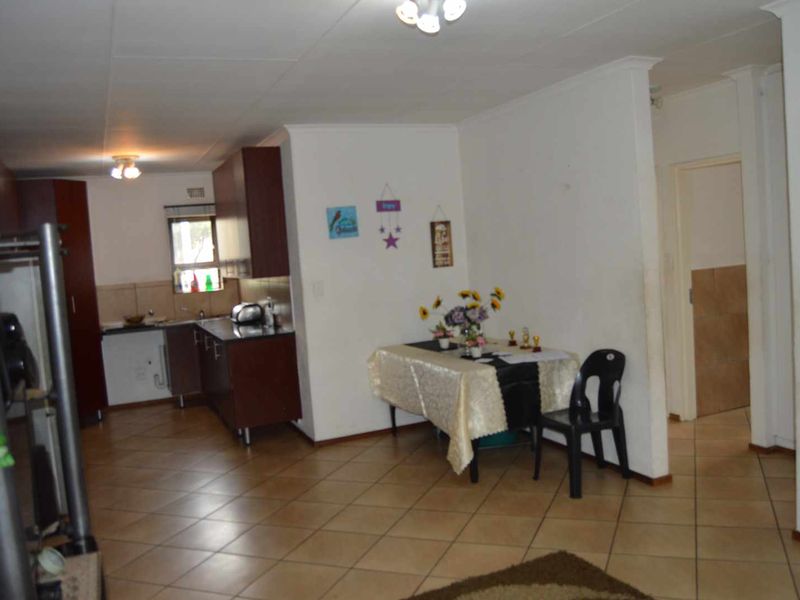 Three Bedroom Apartment/Flat for Sale in Albertsdal - Photo 3