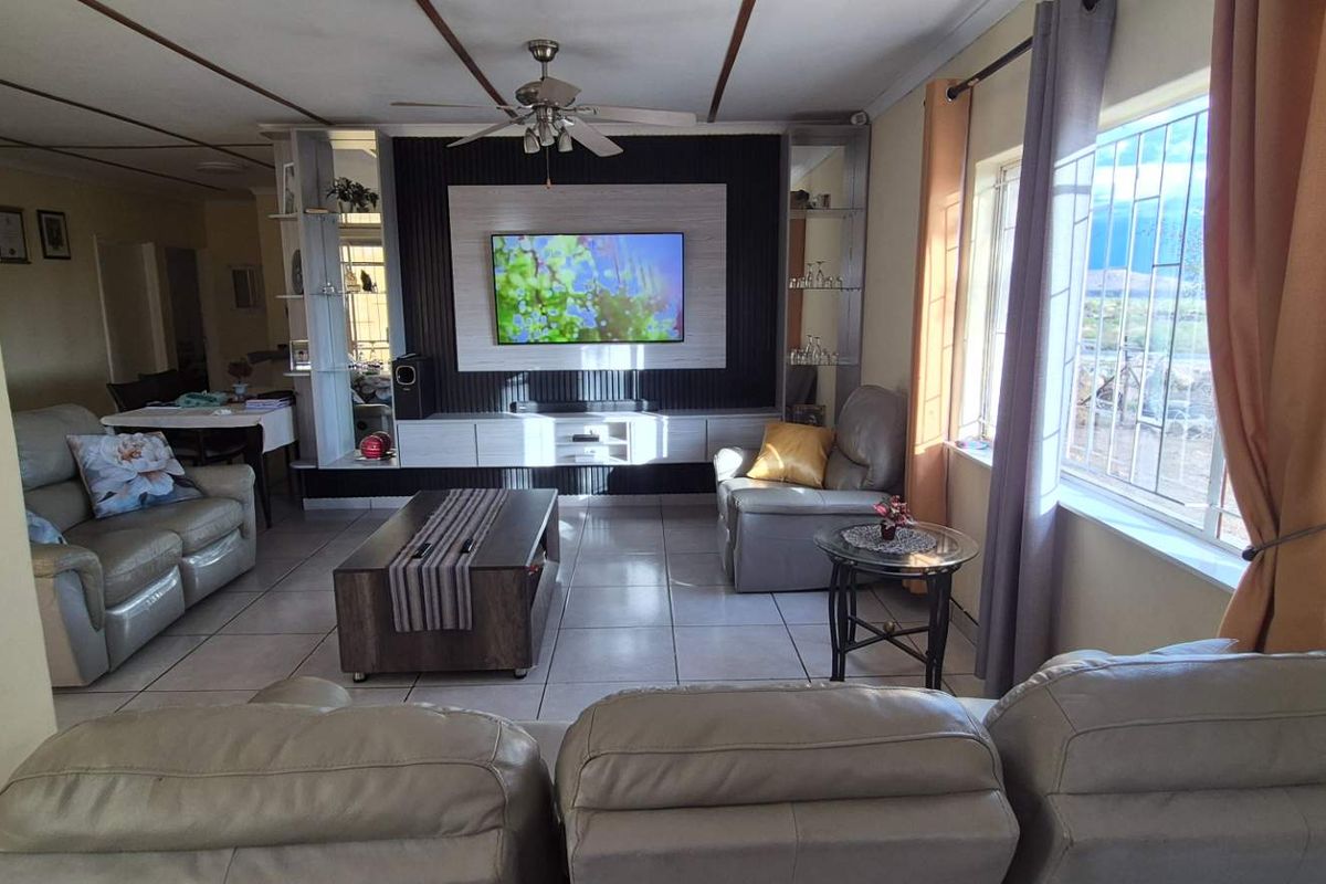 Freestanding Family Home For Sale in Okahandja Extension 8! - Photo 5