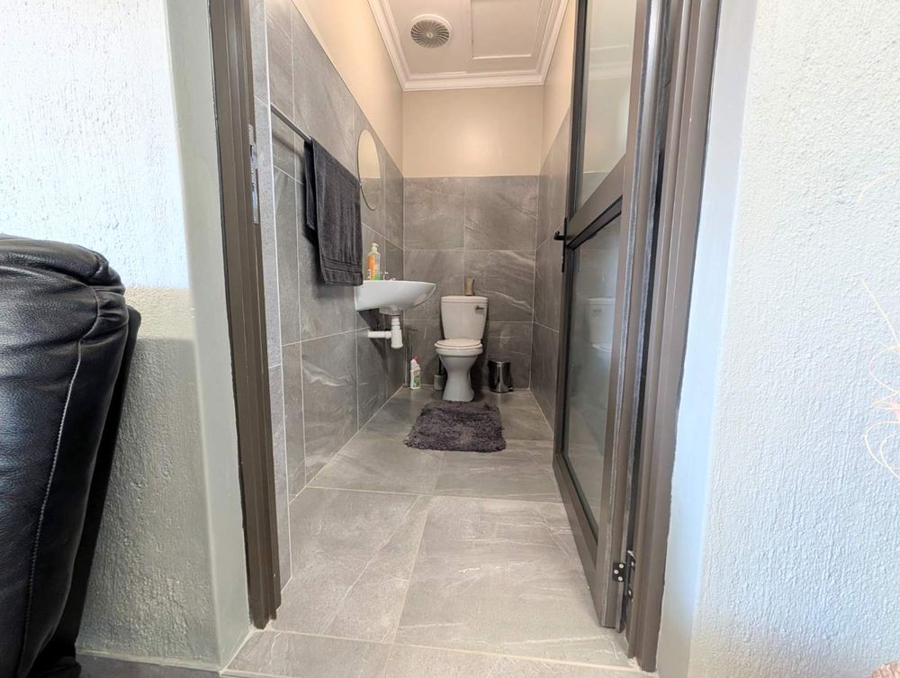 Guest toilet next to the outdoor entertainment room
