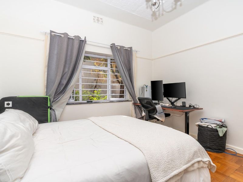 Renovated 2 Bedroom Ground Floor Unit with Garden Access - Photo 10