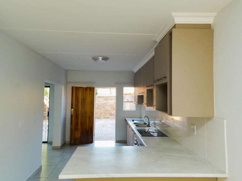 LOCK & GO Immaculate 3-Bedroom APPARTMENT in DERSLEY PARK - Photo 10