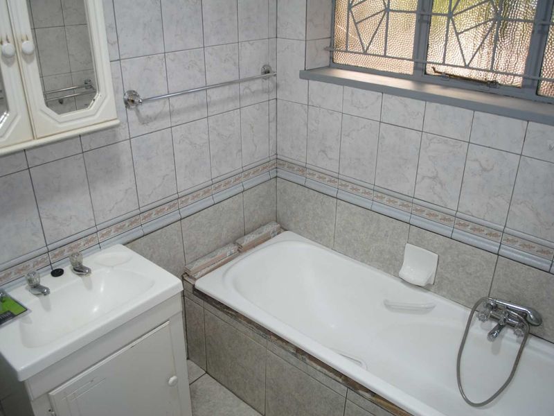 Old but neat 3 Bedroom house to rent - Photo 9