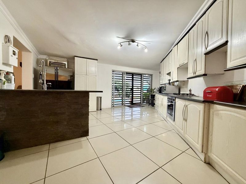 3 Bedroom House For Sale in Tauben Glen - Photo 6