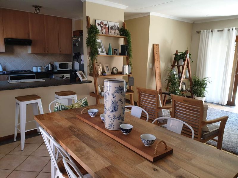 Neat and safe upmarked  2 bedroom townhouse in a double security Estate in in Boardwalk Meander B for Sale - Photo 4