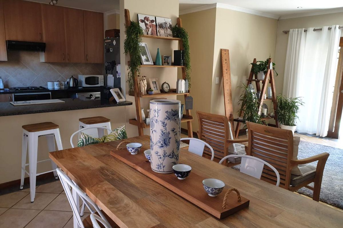 Neat and safe upmarked  2 bedroom townhouse in a double security Estate in in Boardwalk Meander B for Sale - Photo 4