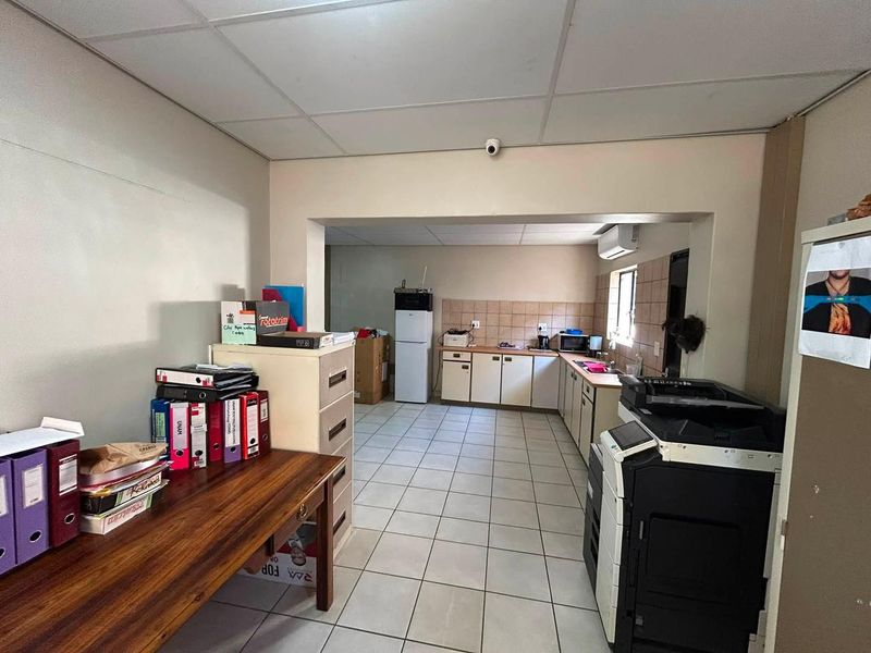 PRIME OFFICE INVESTMENT IN A HIGH-DEMAND LOCATION - Photo 3