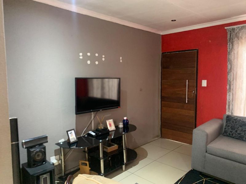 2 bedroom town house for sale in Naturena ext 13 - Photo 6