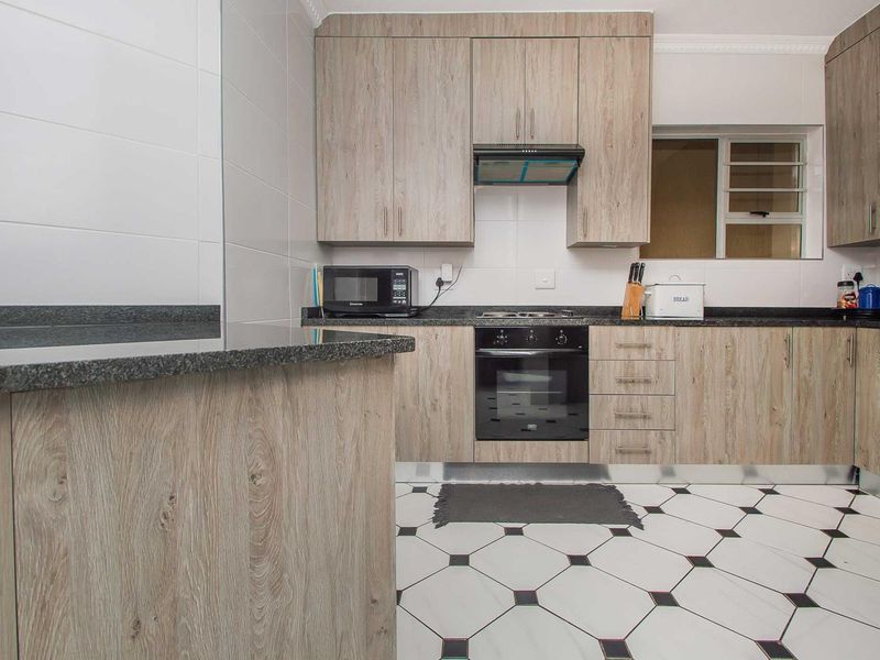 Secure Upmarket Apartment Living with Gorgeous Space. - Photo 5