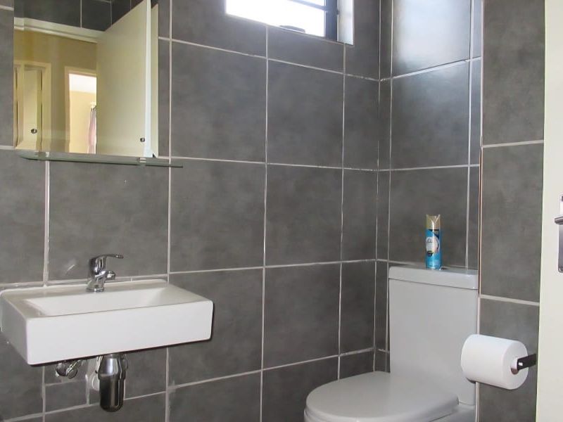 Modern Living: 3 Beds, 2 Baths, Balcony & Parking! - Photo 8