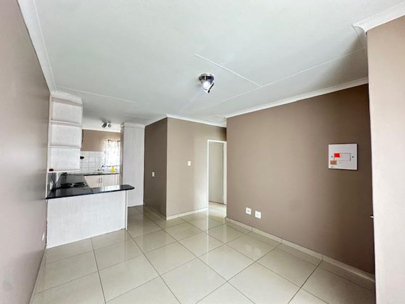 Charming 2-Bedroom Townhouse for Sale in Rooihuiskraal – Ideal for First-Time Buyers or Investors - Photo 6