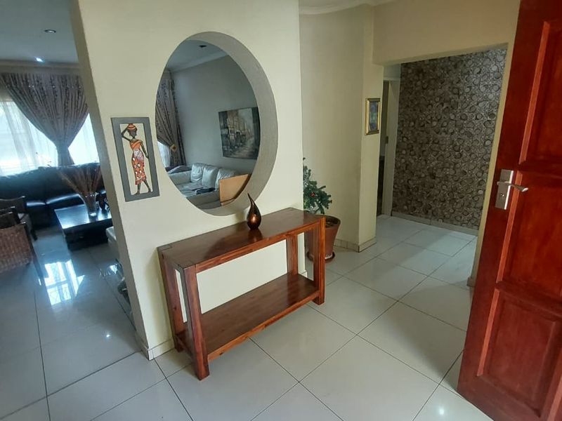 Family Haven: 6 Bedrooms with Pool & Security! - Photo 4