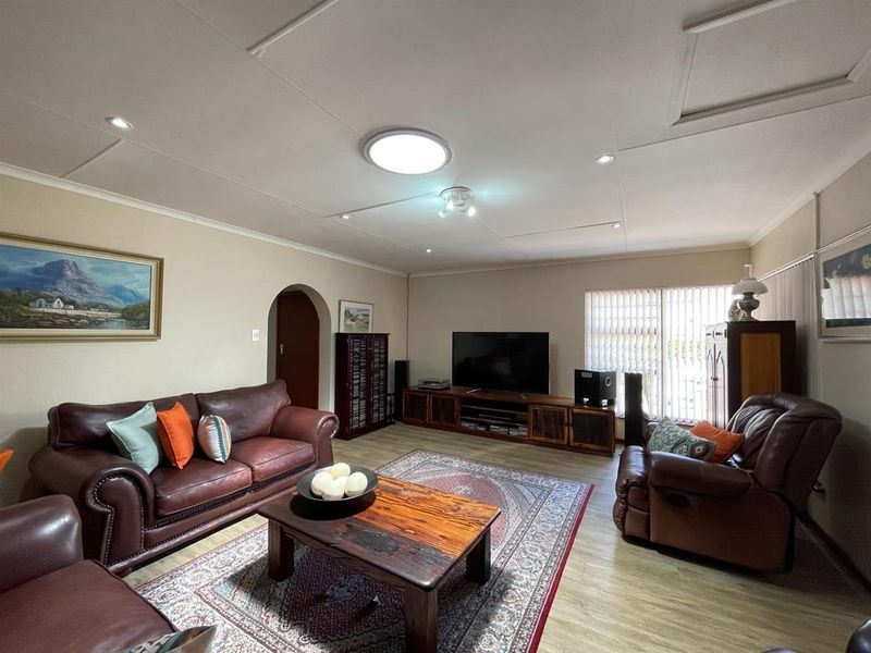 Entertainer's Dream 4 Bedroom House For Sale in Tergniet, Groot Brakrivier - Photo 5