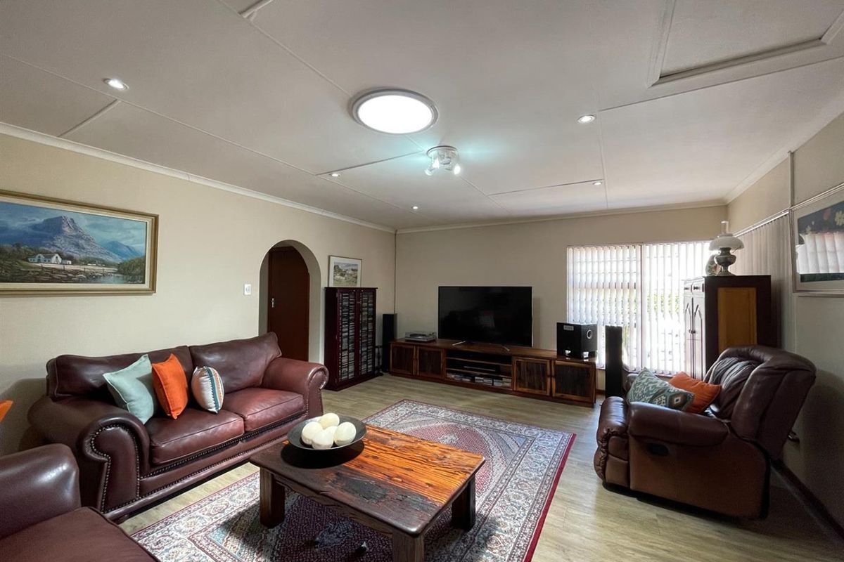 Entertainer's Dream 4 Bedroom House For Sale in Tergniet, Groot Brakrivier - Photo 5