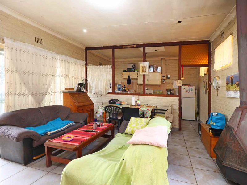 Home with an income opportunity - Photo 3