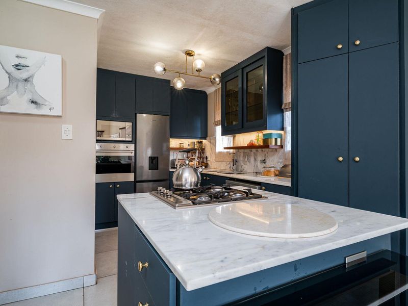 CHARMING TOWNHOUSE WITH BEAUTIFUL MODERN KITCHEN IN SOUGHT-AFTER THE LINKS, GILLITTS! JUST OFF THE M13! - Photo 7