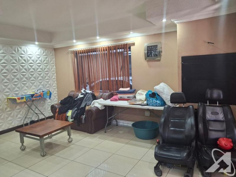 FOR SALE: 5-Bedroom Double Storey in Cimbebasia – N$2,772,000 - Photo 6