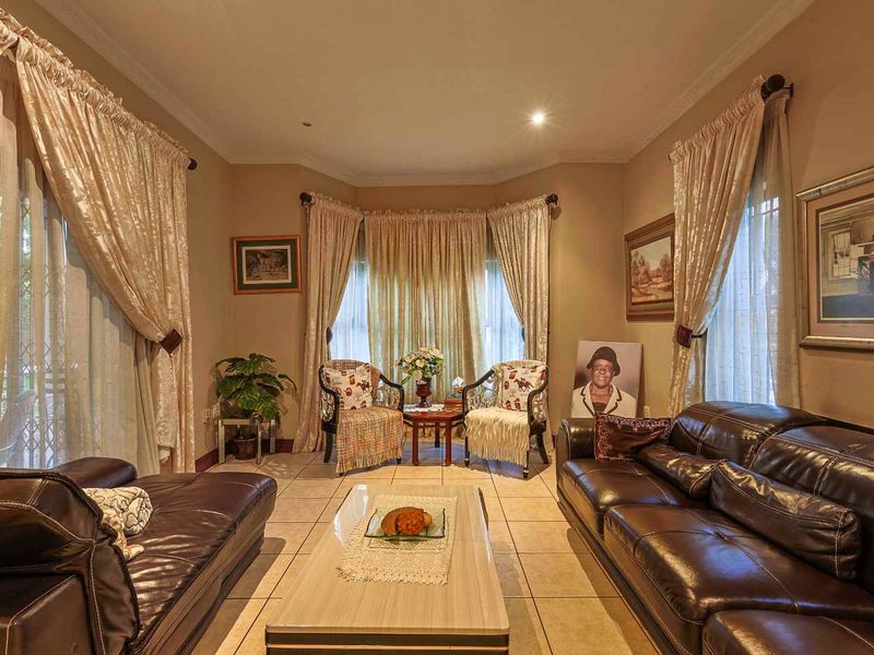 4 Bed with Cottage Open-Concept Dream Home: Perfect for Families - Photo 8