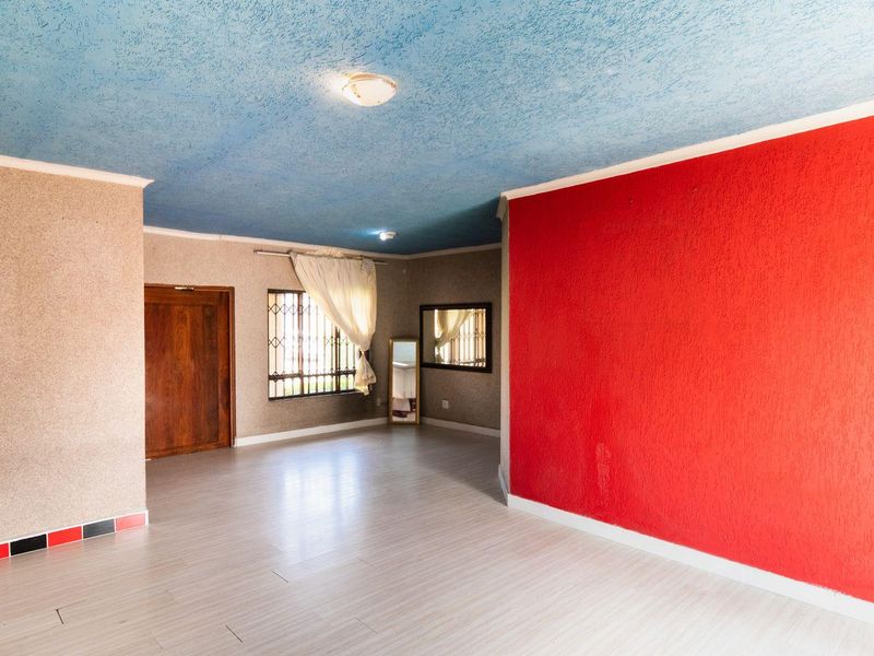 Charming Family Home: 2 Beds, Open Plan Living, Room to Grow - Photo 6