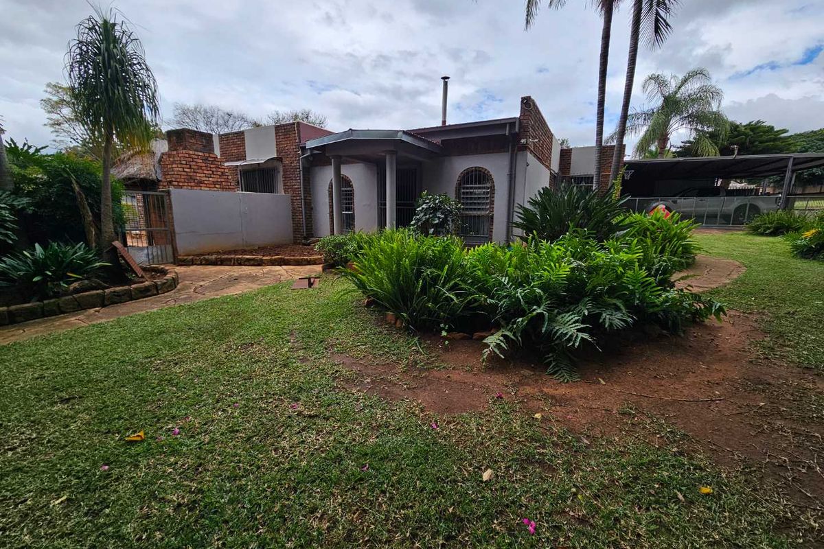 Spacious 3-Bdroom Home with swimming-pool and income generating Flatlet in Dorandia - Photo 2