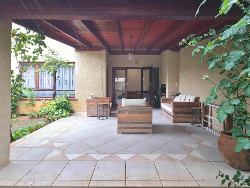 Perfect Location, Perfect space – 3 Bedroom Sandton Townhouse with Private Garden - Photo 10