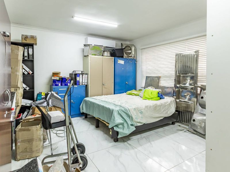 Large Property in Rylands - R3,575m - Photo 10