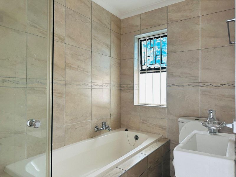 Spcious Home In The Heart of Parklands - Photo 10