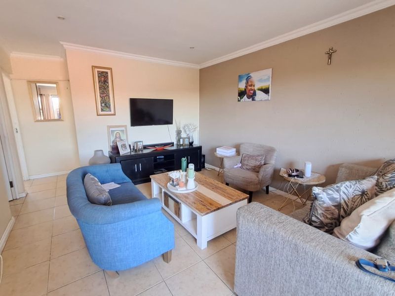 Two Bedroom Townhouse For Sale in New Redruth, Alberton - Photo 5