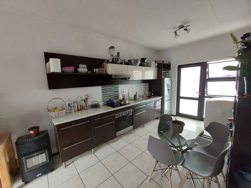 ULTRA MODERN BALWIN COMPLEX , 2 BEDS , 1 FULL BATH-VIEWS FOR DAYS -ON THE GARDEN ROUTE IN WINCHESTER HILLS - Photo 2