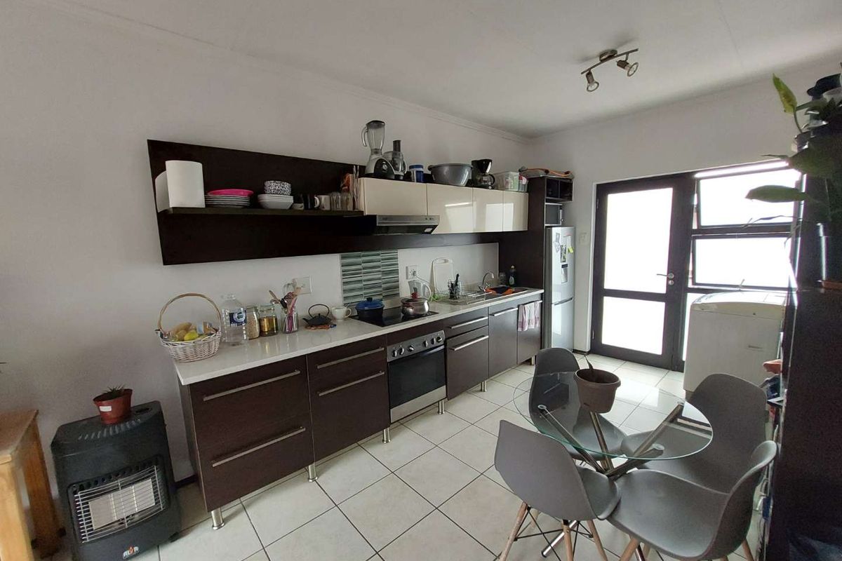 ULTRA MODERN BALWIN COMPLEX , 2 BEDS , 1 FULL BATH-VIEWS FOR DAYS -ON THE GARDEN ROUTE IN WINCHESTER HILLS - Photo 2