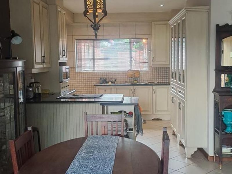 LOVELY 3 BEDROOM FAMILY HOUSE - Photo 5