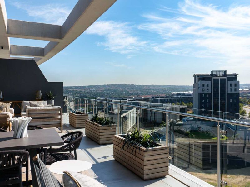 3 Bedroom Penthouse With Uninterrupted Views - Photo 3