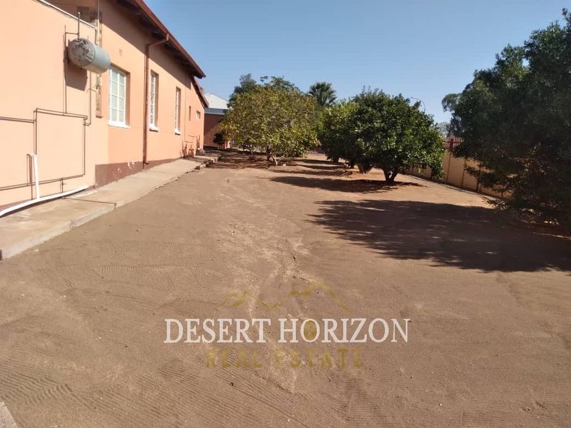 Keetmanshoop | Spacious Family Home with 2-Bedroom Flat - Photo 2
