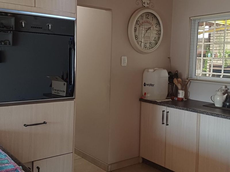 Perfect home for a family seeking space & security! - Photo 6